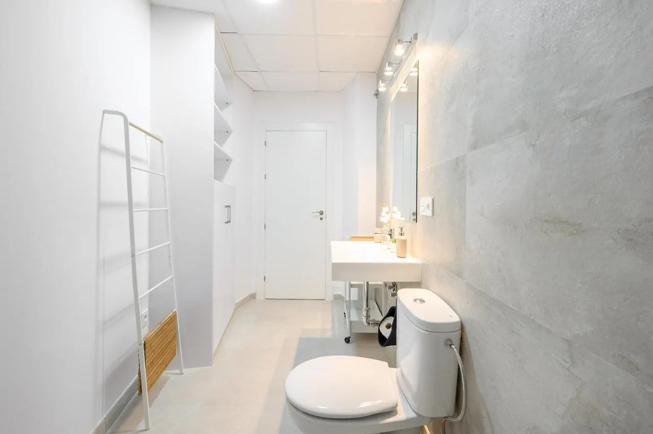 Modern 3 Bedroom, City Center With Patio & High Ceilings By 10Tosea Màlaga Apartmán